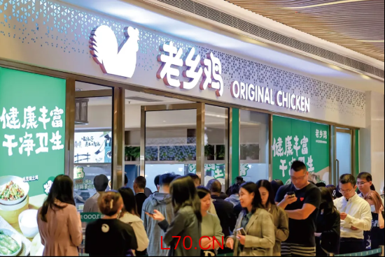 宠物能不能进餐厅？ 老乡鸡频现“狗上椅”，顾客抱怨不卫生，官方道歉整改！
