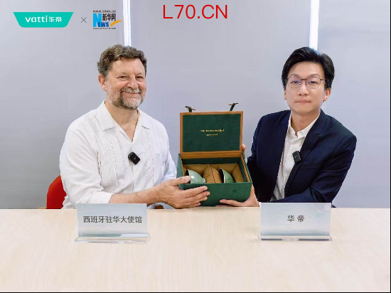  图 1华帝股份有限公司首席营销官（CMO）潘叶钊向西班牙驻华大使馆公使衔参赞兼总领事布依特拉格礼赠青瓷藏品